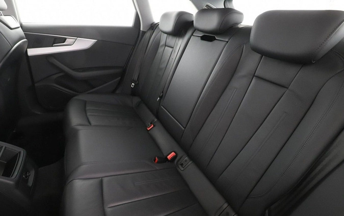 Audi A4 cena 79000 przebieg: 142330, rok produkcji 2018 z Lublin małe 352